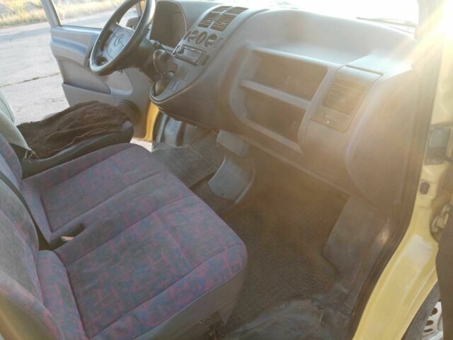 Желтый Мерседес Вито, объемом двигателя 2.3 л и пробегом 500 тыс. км за 3400 $, фото 8 на Automoto.ua