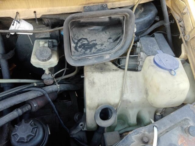 Желтый Мерседес Вито, объемом двигателя 2.3 л и пробегом 500 тыс. км за 3400 $, фото 11 на Automoto.ua