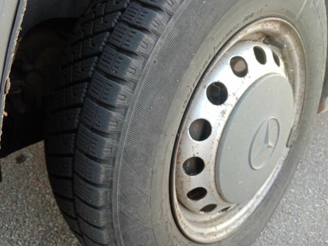 Желтый Мерседес Вито, объемом двигателя 2.3 л и пробегом 500 тыс. км за 3400 $, фото 14 на Automoto.ua