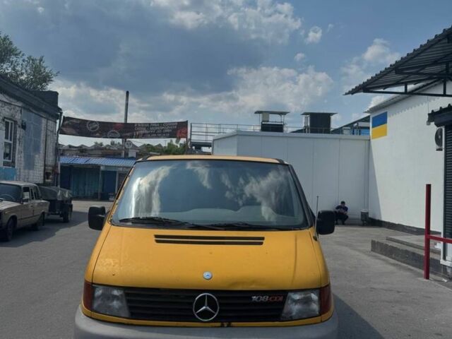 Желтый Мерседес Вито, объемом двигателя 2 л и пробегом 333 тыс. км за 1400 $, фото 1 на Automoto.ua