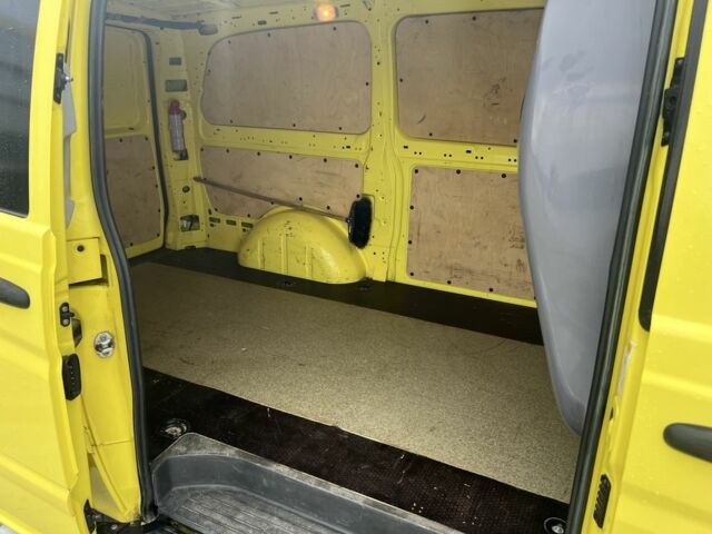 Желтый Мерседес Вито, объемом двигателя 2.1 л и пробегом 250 тыс. км за 9500 $, фото 5 на Automoto.ua