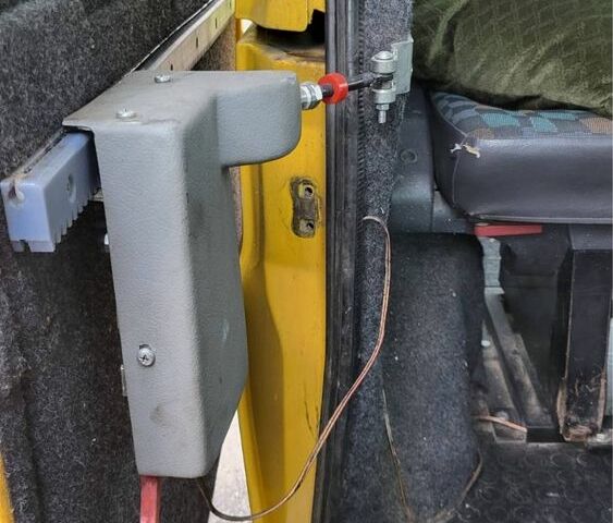 Желтый Мерседес Вито, объемом двигателя 2.3 л и пробегом 453 тыс. км за 3500 $, фото 6 на Automoto.ua