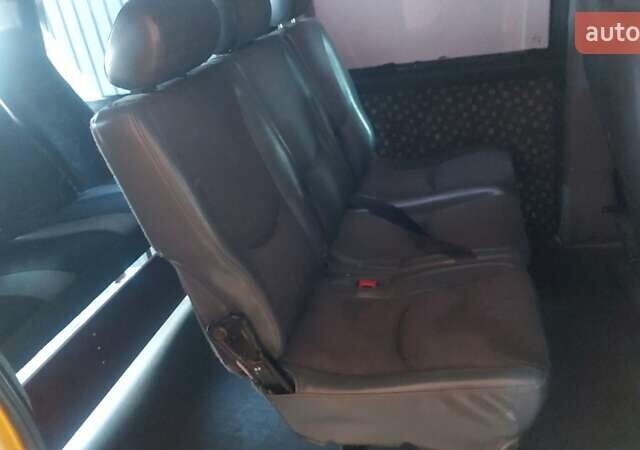 Желтый Мерседес Вито, объемом двигателя 2.2 л и пробегом 300 тыс. км за 3000 $, фото 2 на Automoto.ua