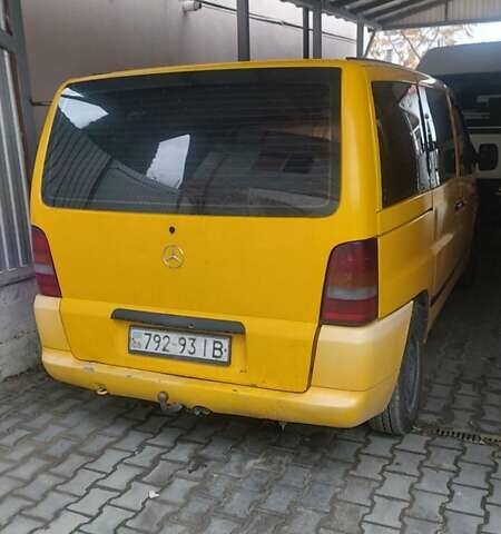 Желтый Мерседес Вито, объемом двигателя 2.2 л и пробегом 300 тыс. км за 3000 $, фото 3 на Automoto.ua