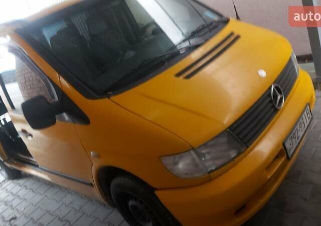 Желтый Мерседес Вито, объемом двигателя 2.2 л и пробегом 300 тыс. км за 3000 $, фото 1 на Automoto.ua