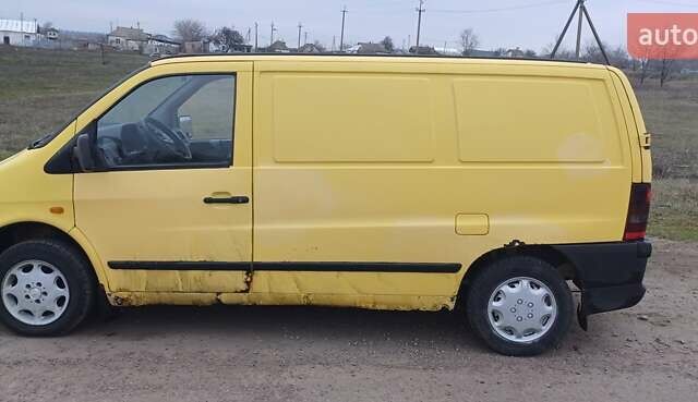 Желтый Мерседес Вито, объемом двигателя 2.15 л и пробегом 500 тыс. км за 1895 $, фото 4 на Automoto.ua
