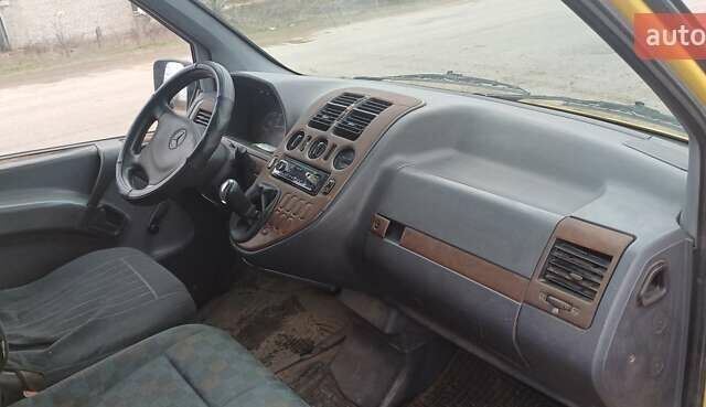 Желтый Мерседес Вито, объемом двигателя 2.15 л и пробегом 500 тыс. км за 1895 $, фото 1 на Automoto.ua