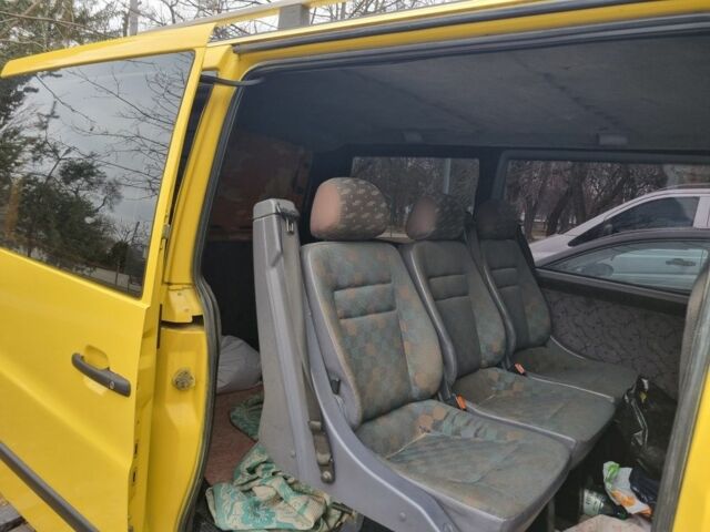 Желтый Мерседес Вито, объемом двигателя 2.1 л и пробегом 400 тыс. км за 4000 $, фото 3 на Automoto.ua