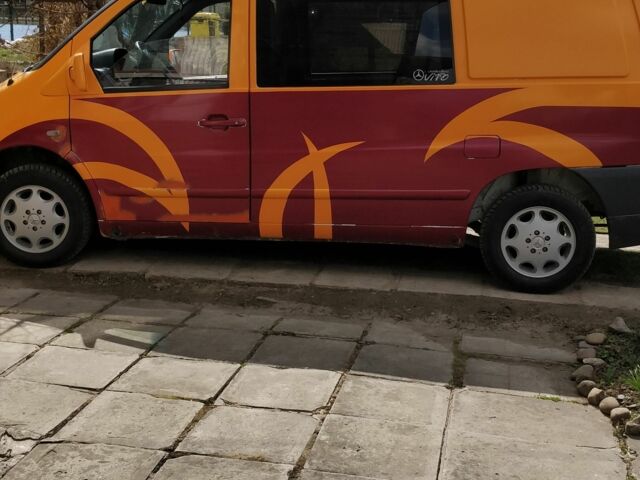 Желтый Мерседес Вито, объемом двигателя 2.2 л и пробегом 342 тыс. км за 4300 $, фото 1 на Automoto.ua