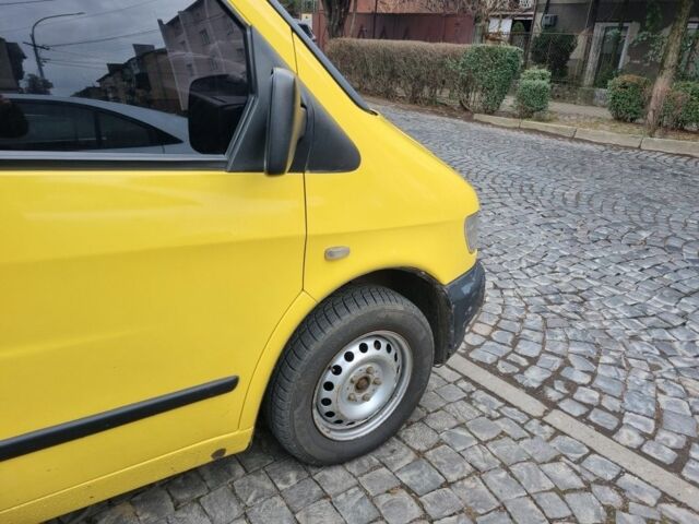 Желтый Мерседес Вито, объемом двигателя 2.1 л и пробегом 400 тыс. км за 4000 $, фото 1 на Automoto.ua