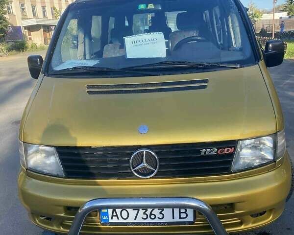Желтый Мерседес Вито, объемом двигателя 2.2 л и пробегом 380 тыс. км за 6500 $, фото 1 на Automoto.ua