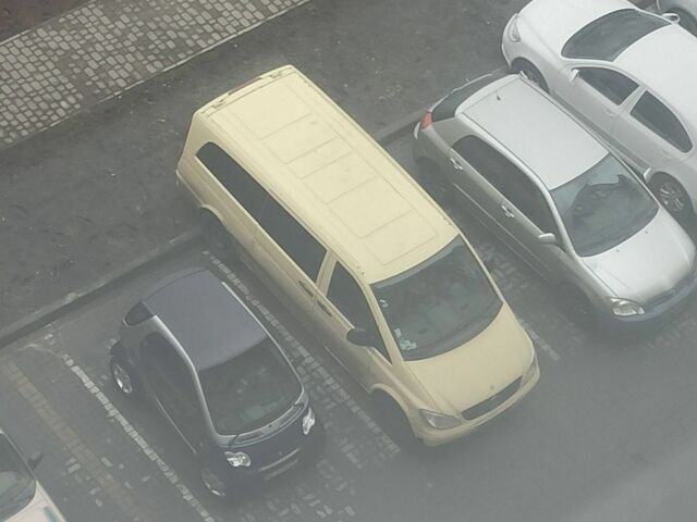 Желтый Мерседес Вито, объемом двигателя 2.1 л и пробегом 344 тыс. км за 6000 $, фото 1 на Automoto.ua