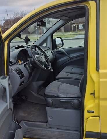 Желтый Мерседес Вито, объемом двигателя 2.2 л и пробегом 265 тыс. км за 7000 $, фото 8 на Automoto.ua