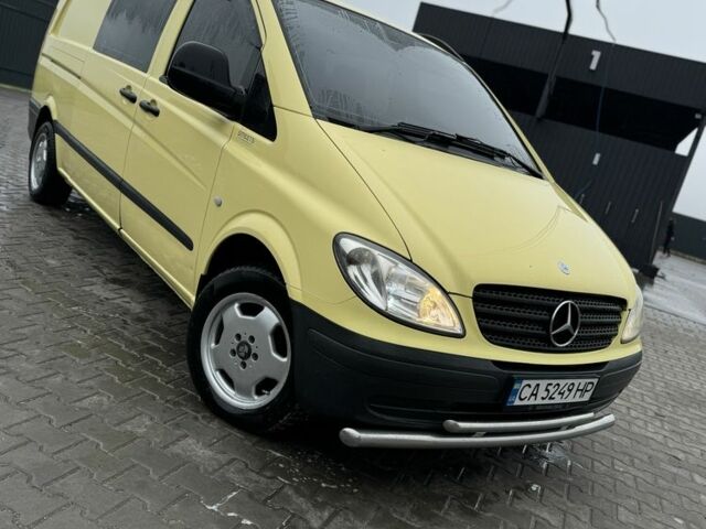 Желтый Мерседес Вито, объемом двигателя 2.2 л и пробегом 450 тыс. км за 7700 $, фото 1 на Automoto.ua