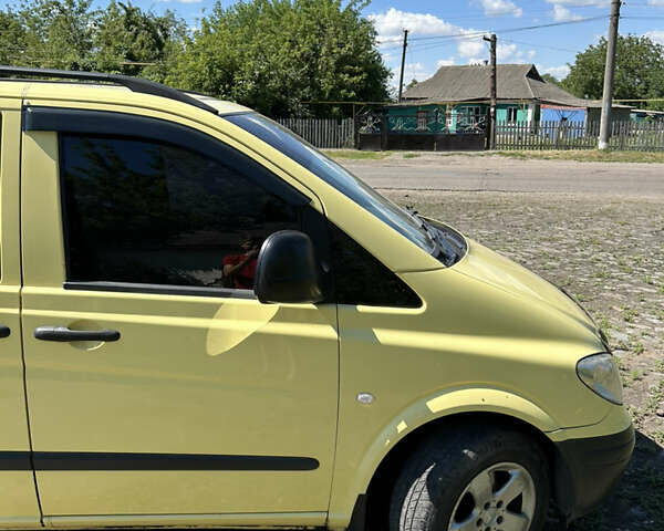 Желтый Мерседес Вито, объемом двигателя 2.15 л и пробегом 360 тыс. км за 10000 $, фото 3 на Automoto.ua