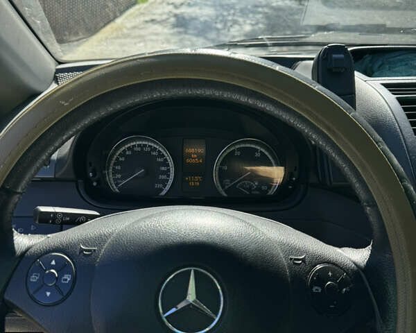 Желтый Мерседес Вито, объемом двигателя 2.14 л и пробегом 688 тыс. км за 13200 $, фото 5 на Automoto.ua