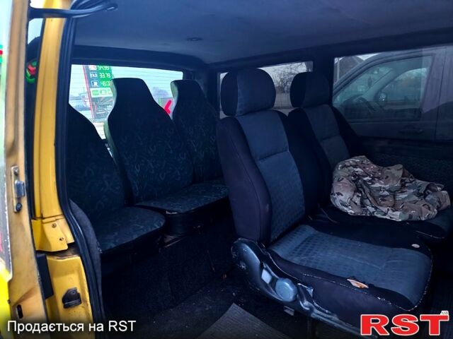 Желтый Мерседес Вито, объемом двигателя 2.2 л и пробегом 180 тыс. км за 6000 $, фото 3 на Automoto.ua