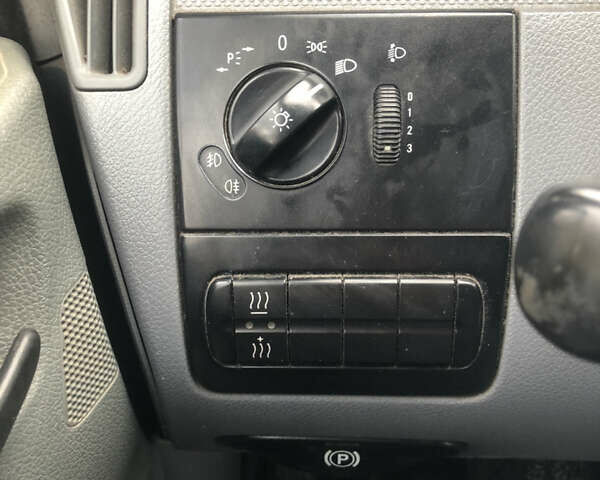 Серый Мерседес Вито, объемом двигателя 2.15 л и пробегом 413 тыс. км за 6500 $, фото 7 на Automoto.ua