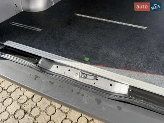 Серый Мерседес Вито, объемом двигателя 2 л и пробегом 125 тыс. км за 28499 $, фото 32 на Automoto.ua