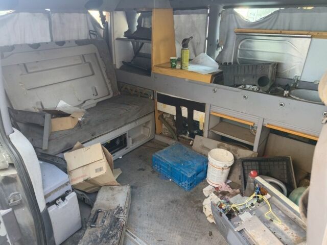 Серый Мерседес Вито, объемом двигателя 2 л и пробегом 999 тыс. км за 1725 $, фото 6 на Automoto.ua