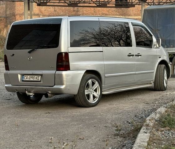 Серый Мерседес Вито, объемом двигателя 2.2 л и пробегом 400 тыс. км за 4000 $, фото 3 на Automoto.ua