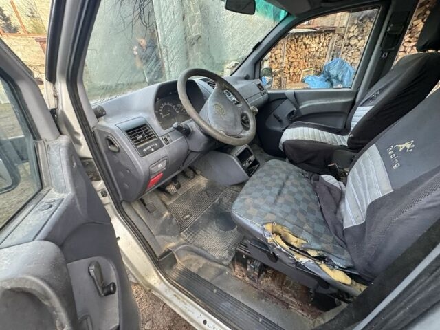 Серый Мерседес Вито, объемом двигателя 2.2 л и пробегом 480 тыс. км за 1300 $, фото 2 на Automoto.ua