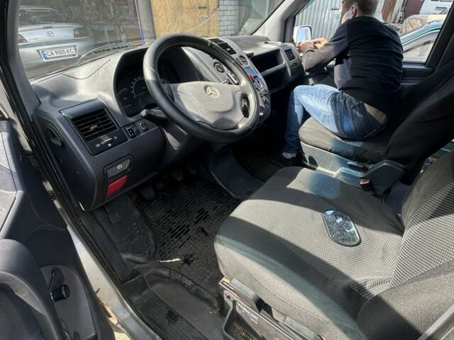 Серый Мерседес Вито, объемом двигателя 2.2 л и пробегом 400 тыс. км за 4000 $, фото 5 на Automoto.ua
