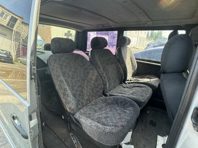 Серый Мерседес Вито, объемом двигателя 2.2 л и пробегом 400 тыс. км за 4000 $, фото 6 на Automoto.ua