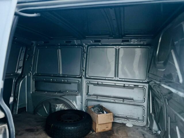 Серый Мерседес Вито, объемом двигателя 2.2 л и пробегом 318 тыс. км за 2850 $, фото 5 на Automoto.ua