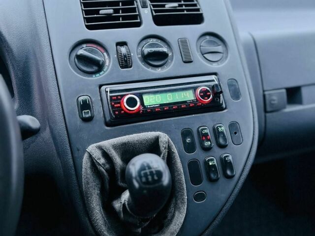 Серый Мерседес Вито, объемом двигателя 2.2 л и пробегом 318 тыс. км за 2850 $, фото 4 на Automoto.ua