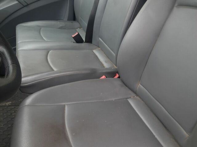 Серый Мерседес Вито, объемом двигателя 2.2 л и пробегом 363 тыс. км за 5300 $, фото 3 на Automoto.ua