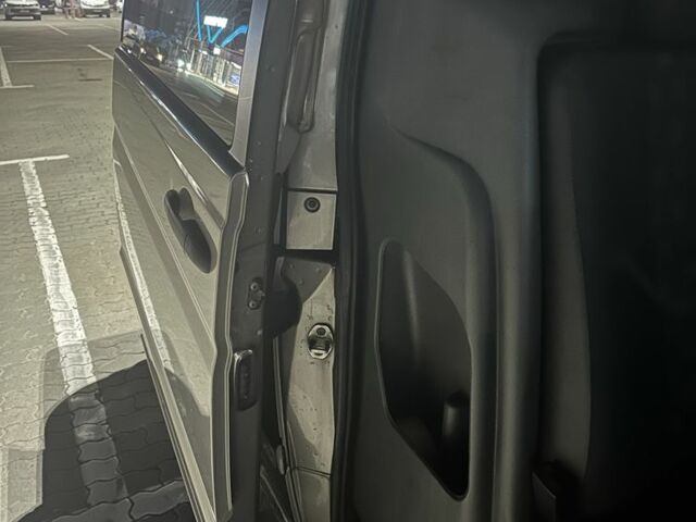 Сірий Мерседес Віто, об'ємом двигуна 2.1 л та пробігом 450 тис. км за 5300 $, фото 2 на Automoto.ua