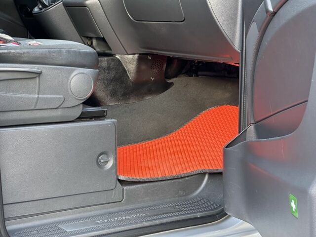 Серый Мерседес Вито, объемом двигателя 2.1 л и пробегом 330 тыс. км за 10300 $, фото 10 на Automoto.ua