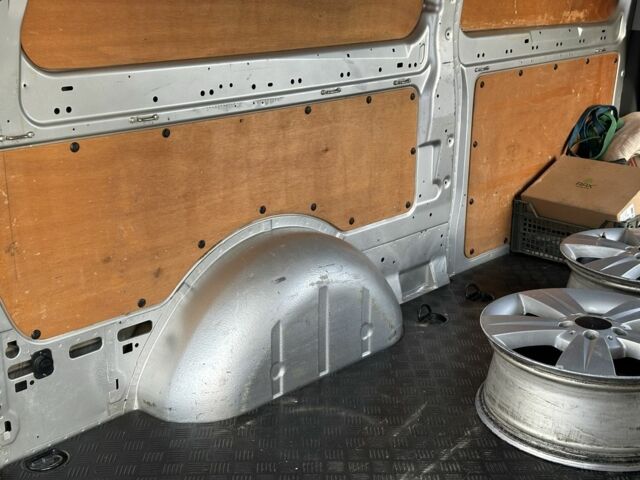 Серый Мерседес Вито, объемом двигателя 2.1 л и пробегом 330 тыс. км за 10300 $, фото 5 на Automoto.ua