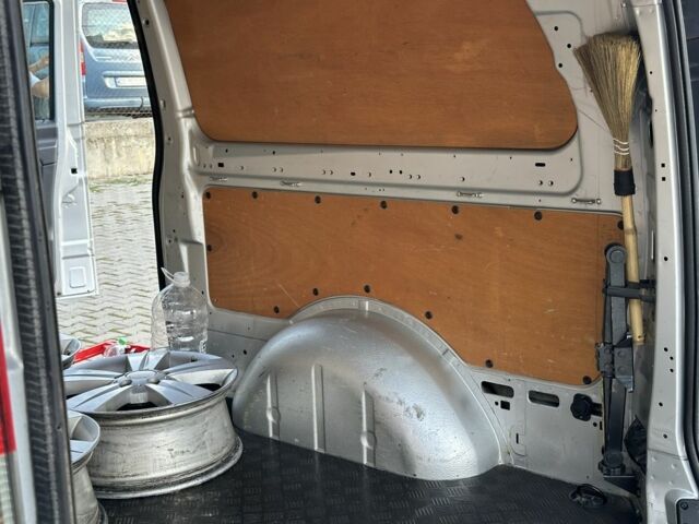 Серый Мерседес Вито, объемом двигателя 2.1 л и пробегом 330 тыс. км за 10300 $, фото 6 на Automoto.ua