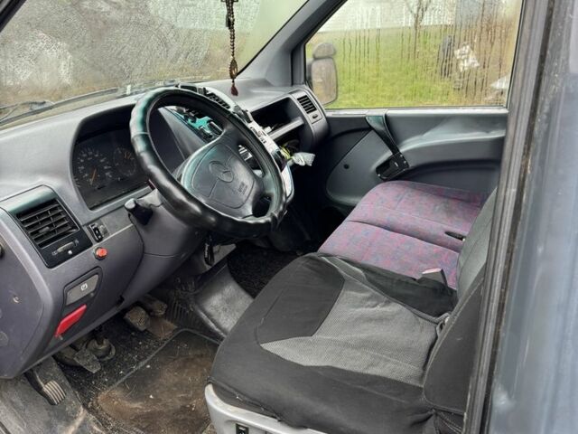 Серый Мерседес Вито, объемом двигателя 2.3 л и пробегом 300 тыс. км за 3000 $, фото 1 на Automoto.ua