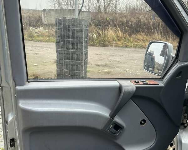 Серый Мерседес Вито, объемом двигателя 2.3 л и пробегом 461 тыс. км за 3750 $, фото 13 на Automoto.ua