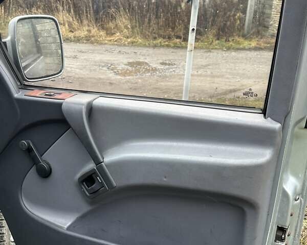 Серый Мерседес Вито, объемом двигателя 2.3 л и пробегом 461 тыс. км за 3750 $, фото 9 на Automoto.ua