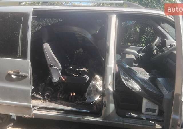 Серый Мерседес Вито, объемом двигателя 2.15 л и пробегом 150 тыс. км за 4000 $, фото 6 на Automoto.ua