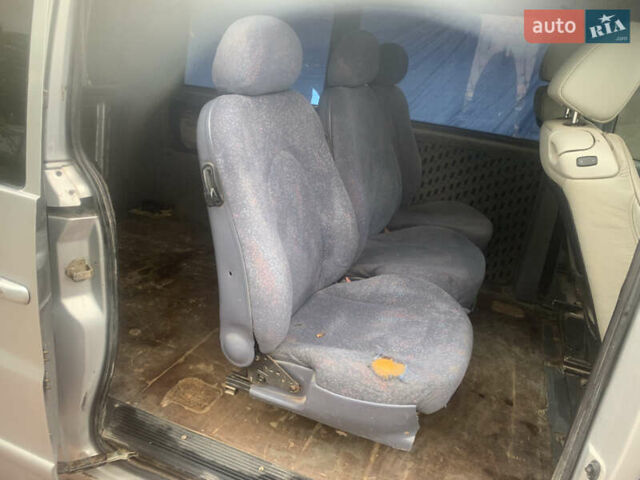 Серый Мерседес Вито, объемом двигателя 2.1 л и пробегом 300 тыс. км за 4500 $, фото 10 на Automoto.ua