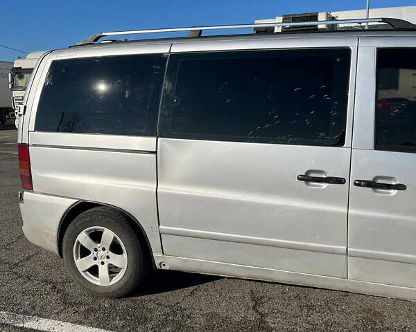 Серый Мерседес Вито, объемом двигателя 2.15 л и пробегом 400 тыс. км за 5100 $, фото 2 на Automoto.ua