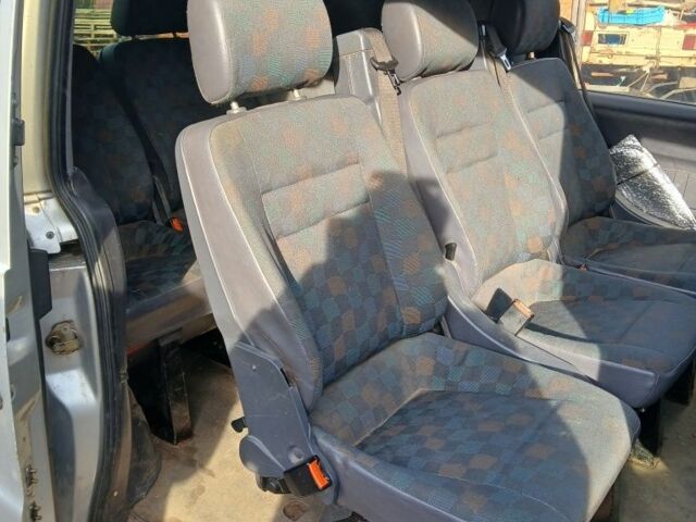 Серый Мерседес Вито, объемом двигателя 2.2 л и пробегом 331 тыс. км за 2000 $, фото 6 на Automoto.ua