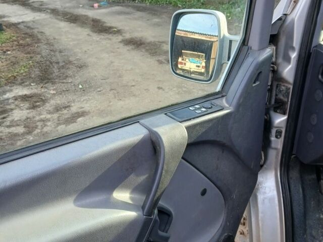 Серый Мерседес Вито, объемом двигателя 2.2 л и пробегом 331 тыс. км за 2000 $, фото 5 на Automoto.ua