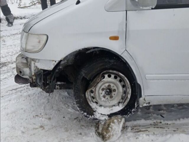 Серый Мерседес Вито, объемом двигателя 2.2 л и пробегом 400 тыс. км за 1000 $, фото 3 на Automoto.ua