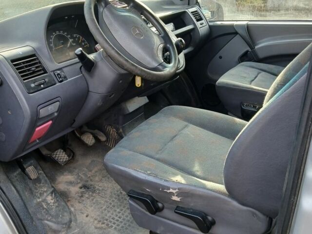 Серый Мерседес Вито, объемом двигателя 2.2 л и пробегом 331 тыс. км за 2000 $, фото 4 на Automoto.ua