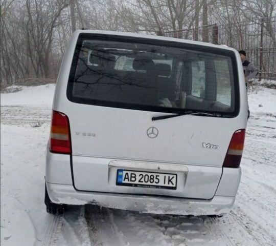 Серый Мерседес Вито, объемом двигателя 2.2 л и пробегом 400 тыс. км за 1000 $, фото 2 на Automoto.ua