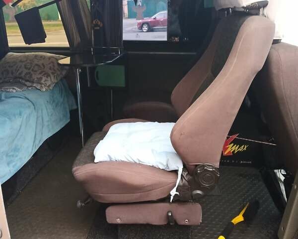 Серый Мерседес Вито, объемом двигателя 2.15 л и пробегом 400 тыс. км за 5541 $, фото 2 на Automoto.ua