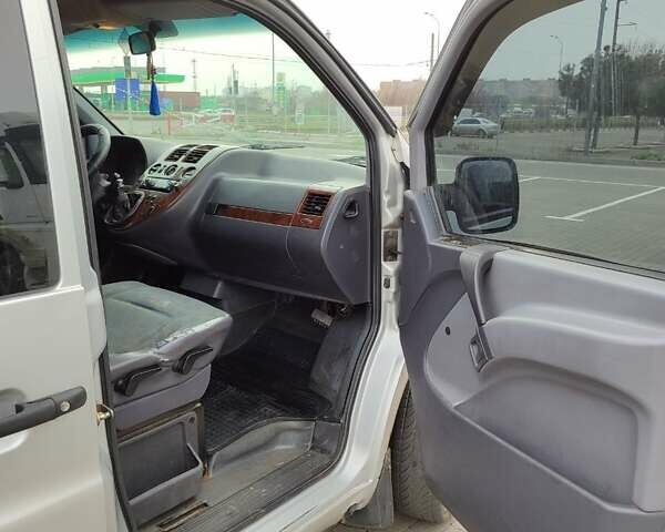 Серый Мерседес Вито, объемом двигателя 2.15 л и пробегом 349 тыс. км за 3950 $, фото 13 на Automoto.ua