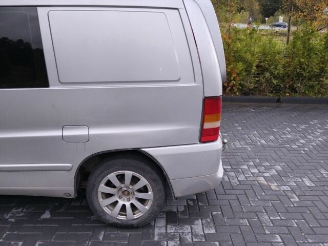 Серый Мерседес Вито, объемом двигателя 2.2 л и пробегом 240 тыс. км за 5400 $, фото 6 на Automoto.ua