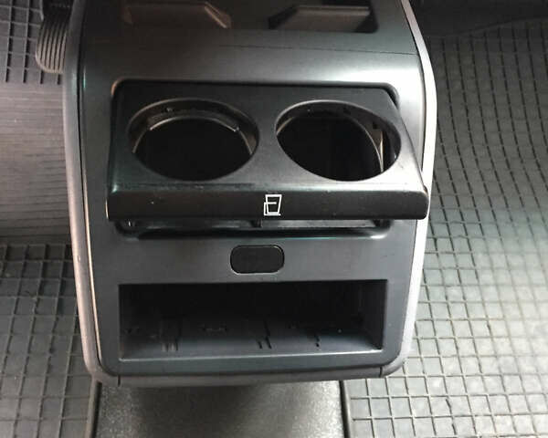 Серый Мерседес Вито, объемом двигателя 2.15 л и пробегом 300 тыс. км за 4874 $, фото 16 на Automoto.ua